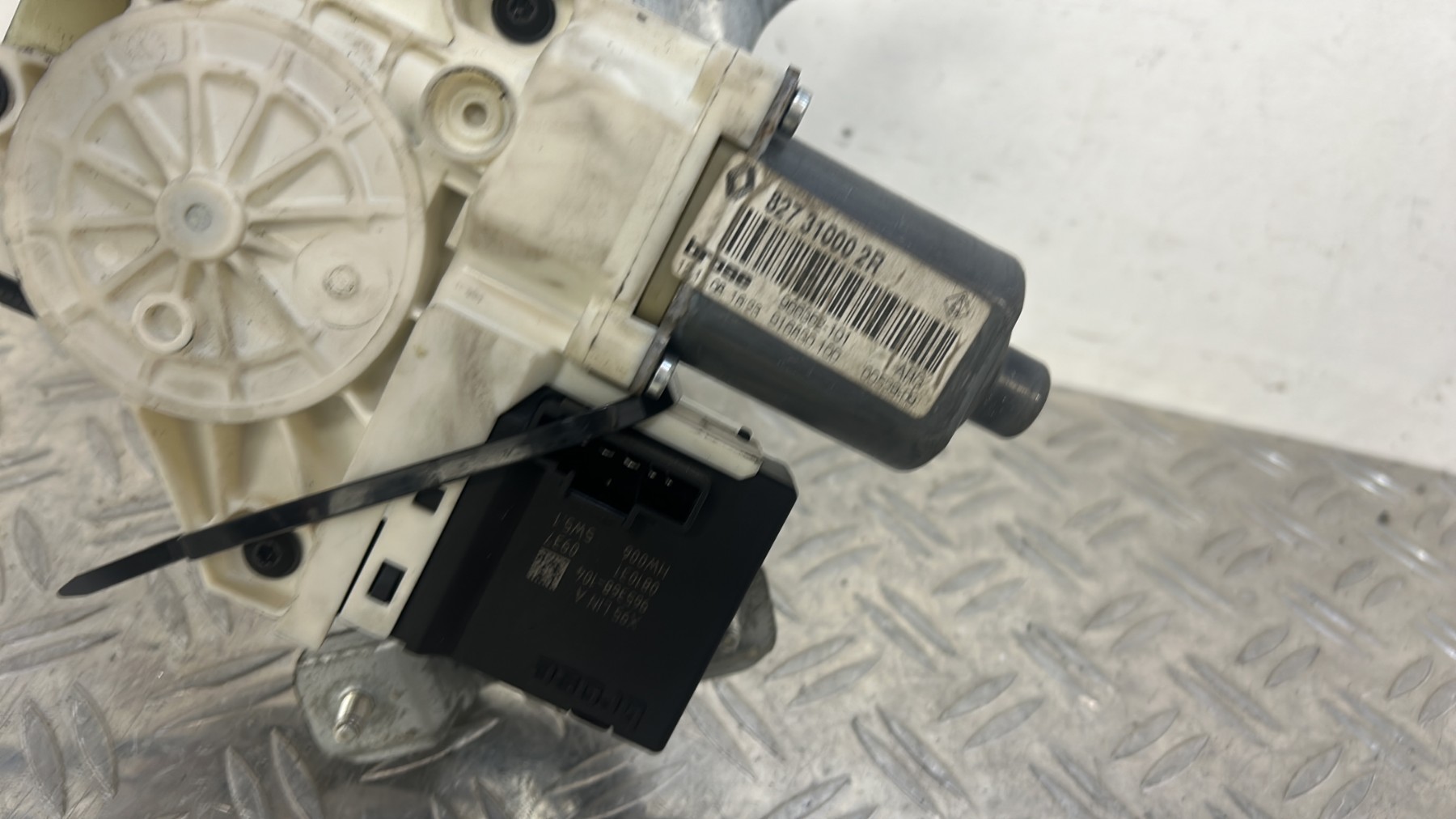 Leve vitre electrique arriere gauche RENAULT MEGANE 3 PHASE 1 – 827310002R