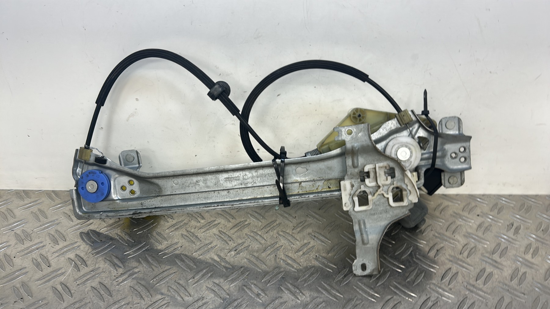 Leve vitre electrique arriere gauche RENAULT MEGANE 3 PHASE 1 – 827310002R