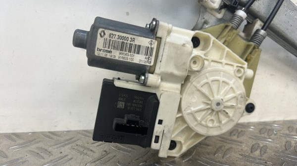 Leve vitre mecanique arriere droit RENAULT MEGANE 3 PHASE 1 – 827300003R
