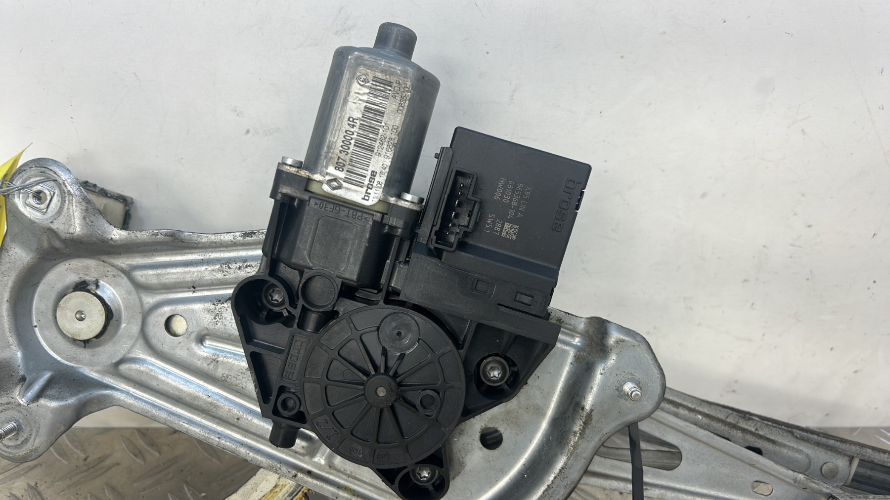Leve vitre electrique avant gauche RENAULT MEGANE 3 PHASE 1 – 807300004R