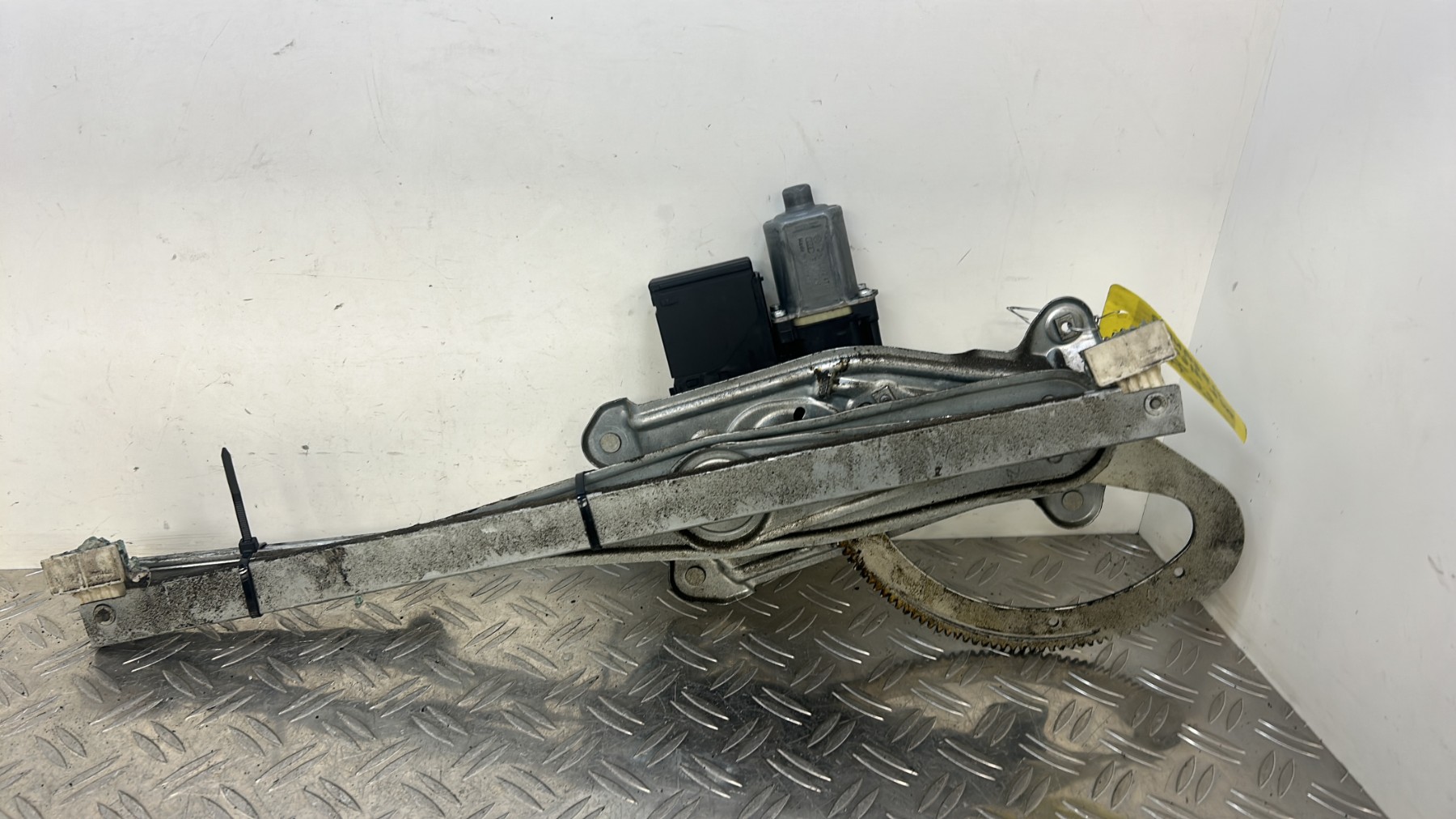 Leve vitre electrique avant gauche RENAULT MEGANE 3 PHASE 1 – 807300004R