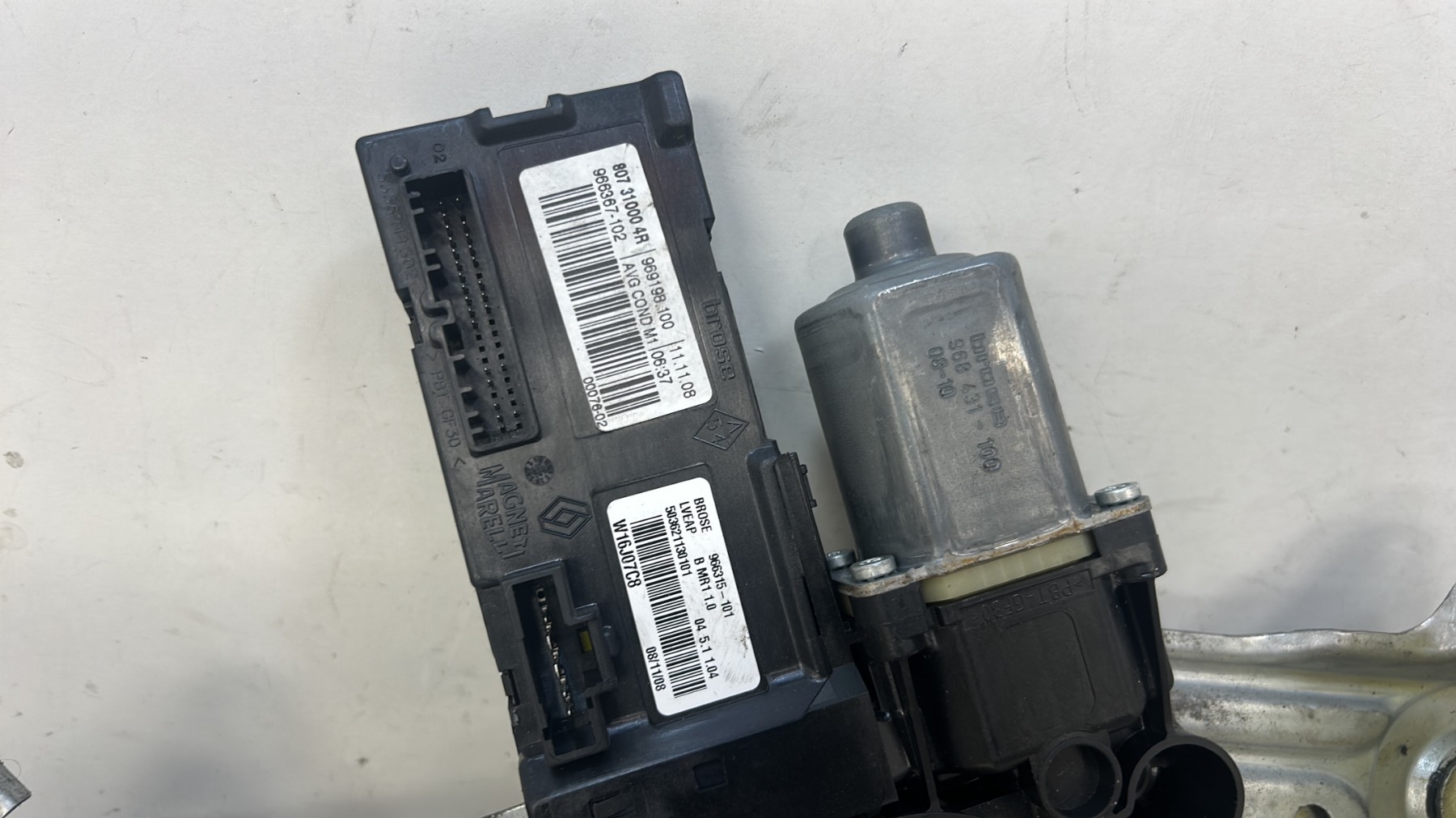 Leve vitre electrique avant gauche RENAULT MEGANE 3 PHASE 1 – 807310004R