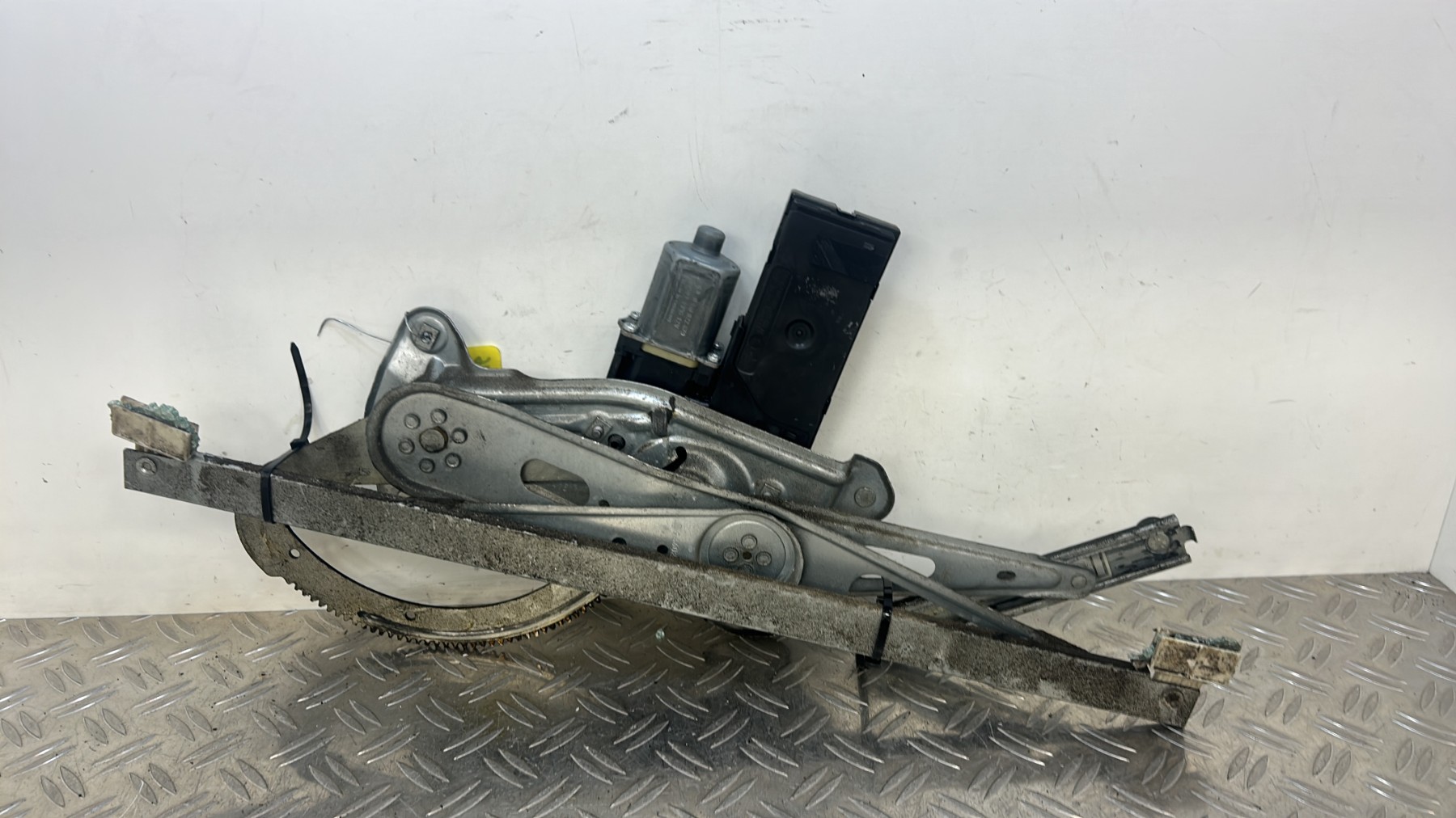 Leve vitre electrique avant gauche RENAULT MEGANE 3 PHASE 1 – 807310004R