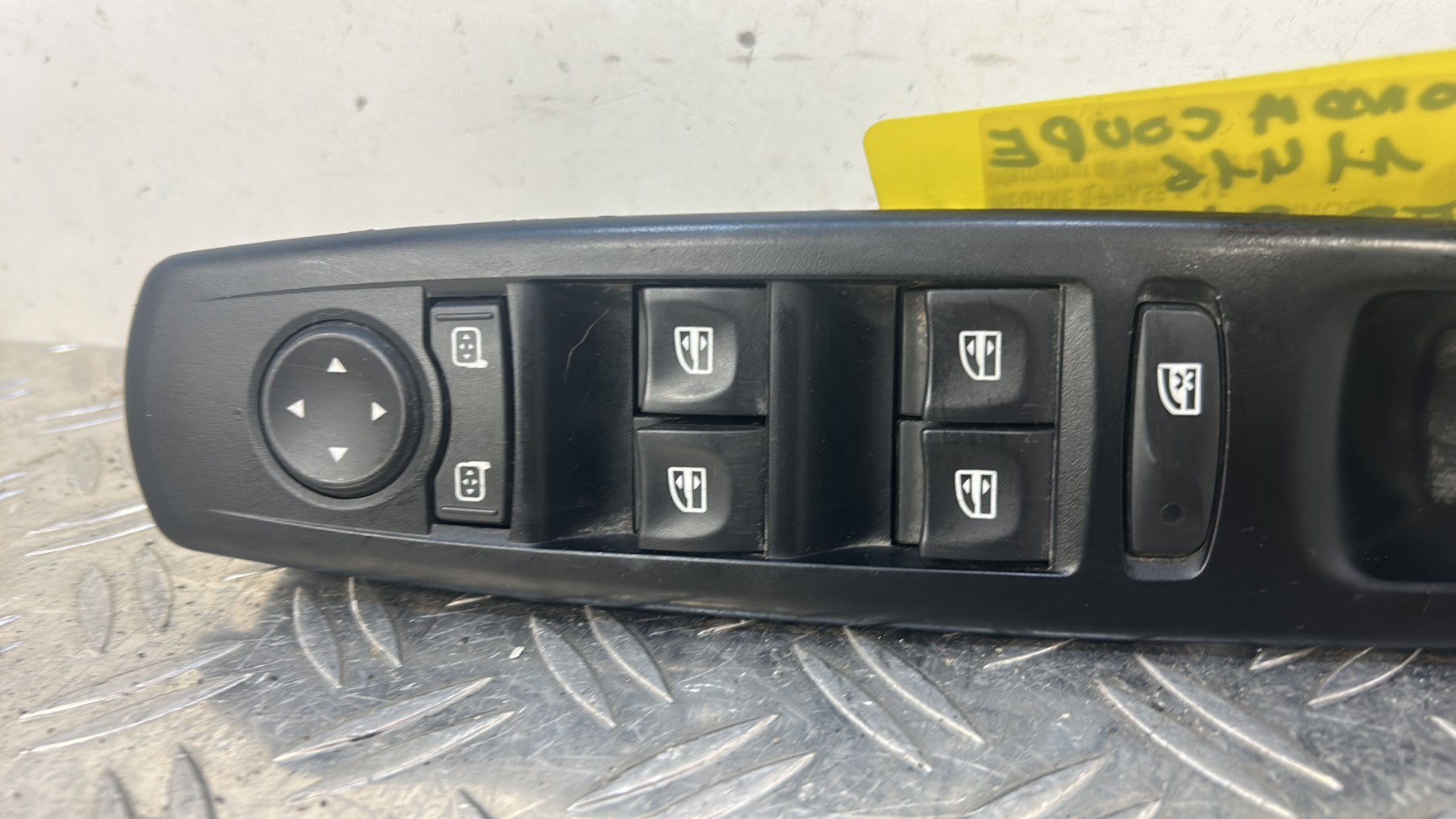 Interrupteur de leve vitre avant gauche RENAULT MEGANE 3 PHASE 1 – 809610016R