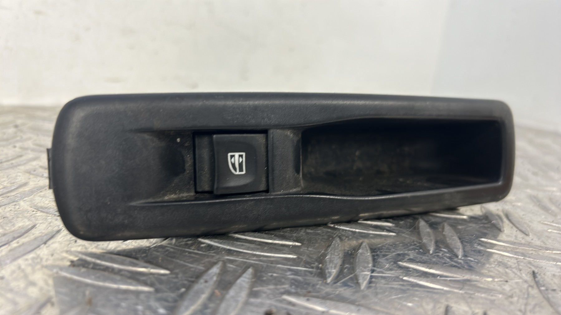 Interrupteur de leve vitre arriere gauche RENAULT MEGANE 3 PHASE 1 – 829500004R