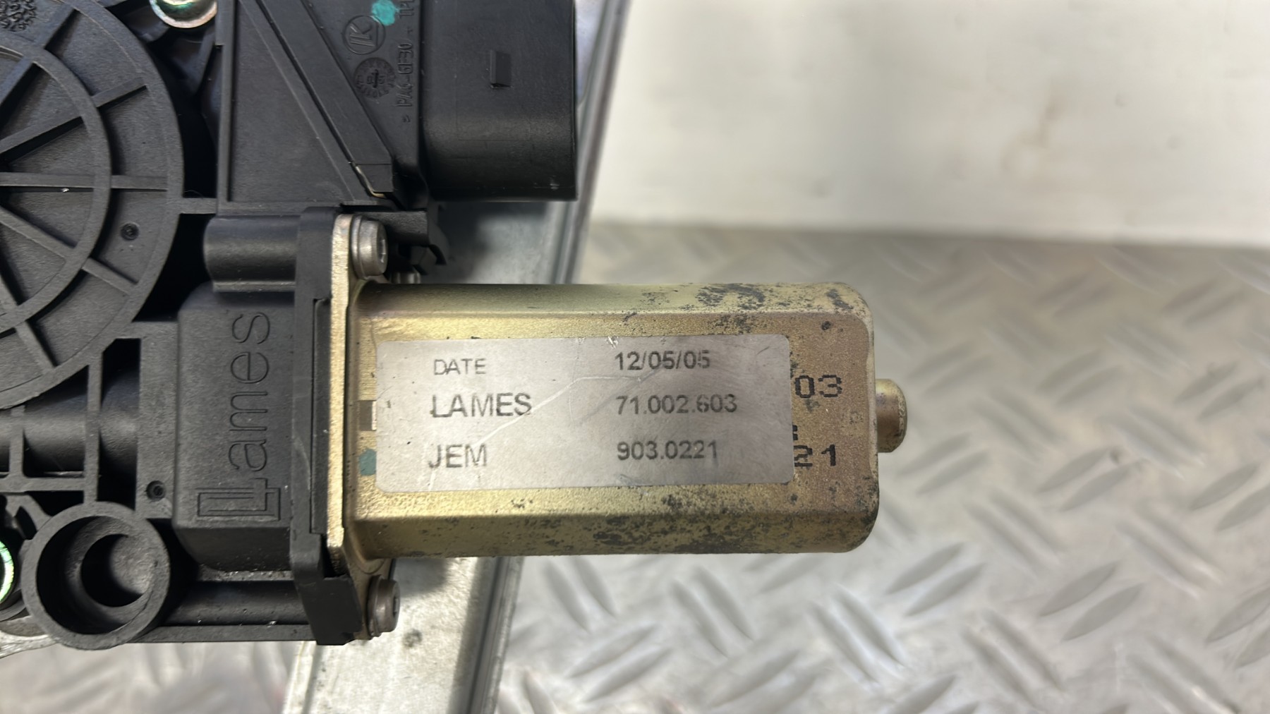 Leve vitre electrique arriere gauche BMW SERIE 3 E90 PHASE 1 – 71002603