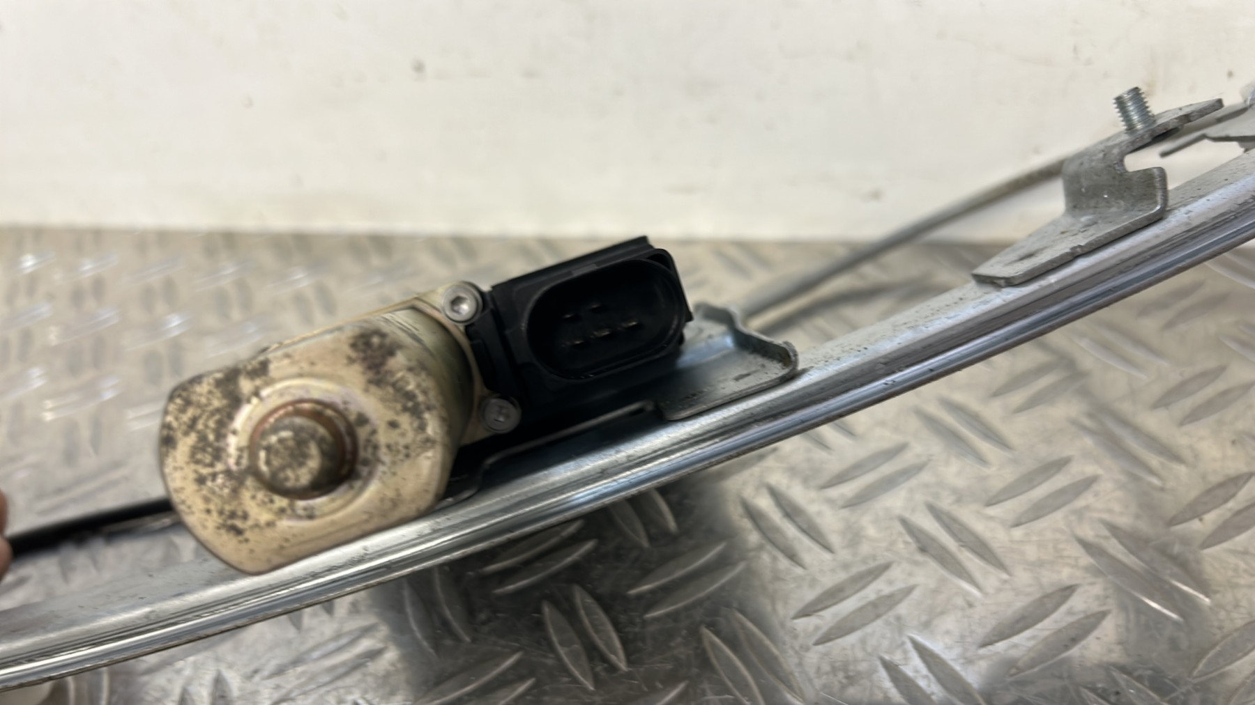Leve vitre electrique arriere gauche BMW SERIE 3 E90 PHASE 1 – 71002603