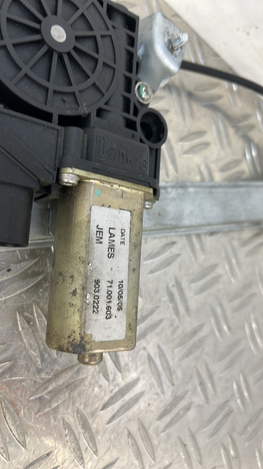 Leve vitre electrique arriere droit BMW SERIE 3 E90 PHASE 1 – 71001603