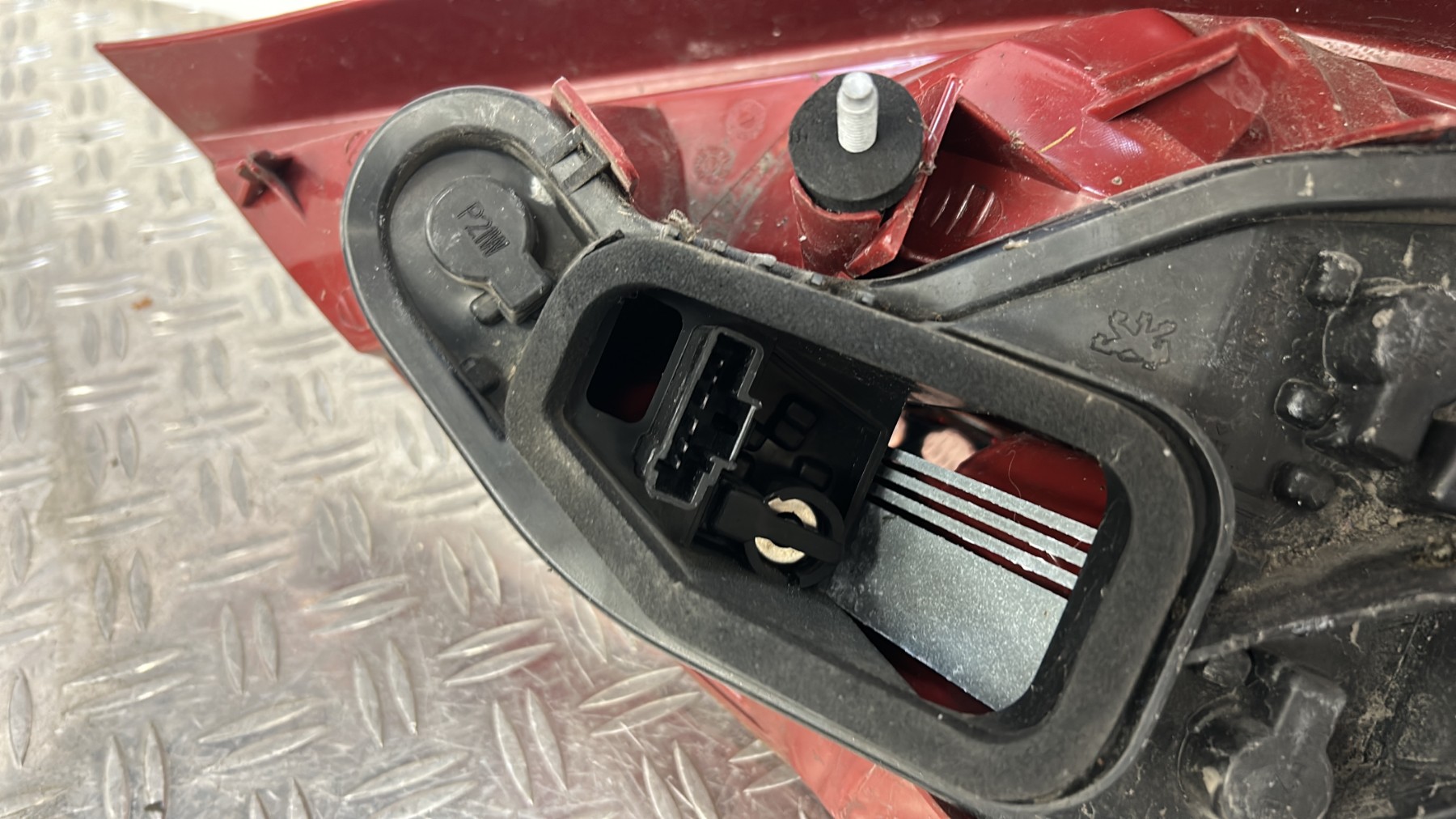 Feu arriere principal gauche (feux) PEUGEOT 207 PHASE 2 – 6350Y7