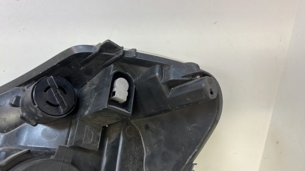Optique avant principal droit (feux)(phare) RENAULT CLIO 3 PHASE 1 – 8200459823