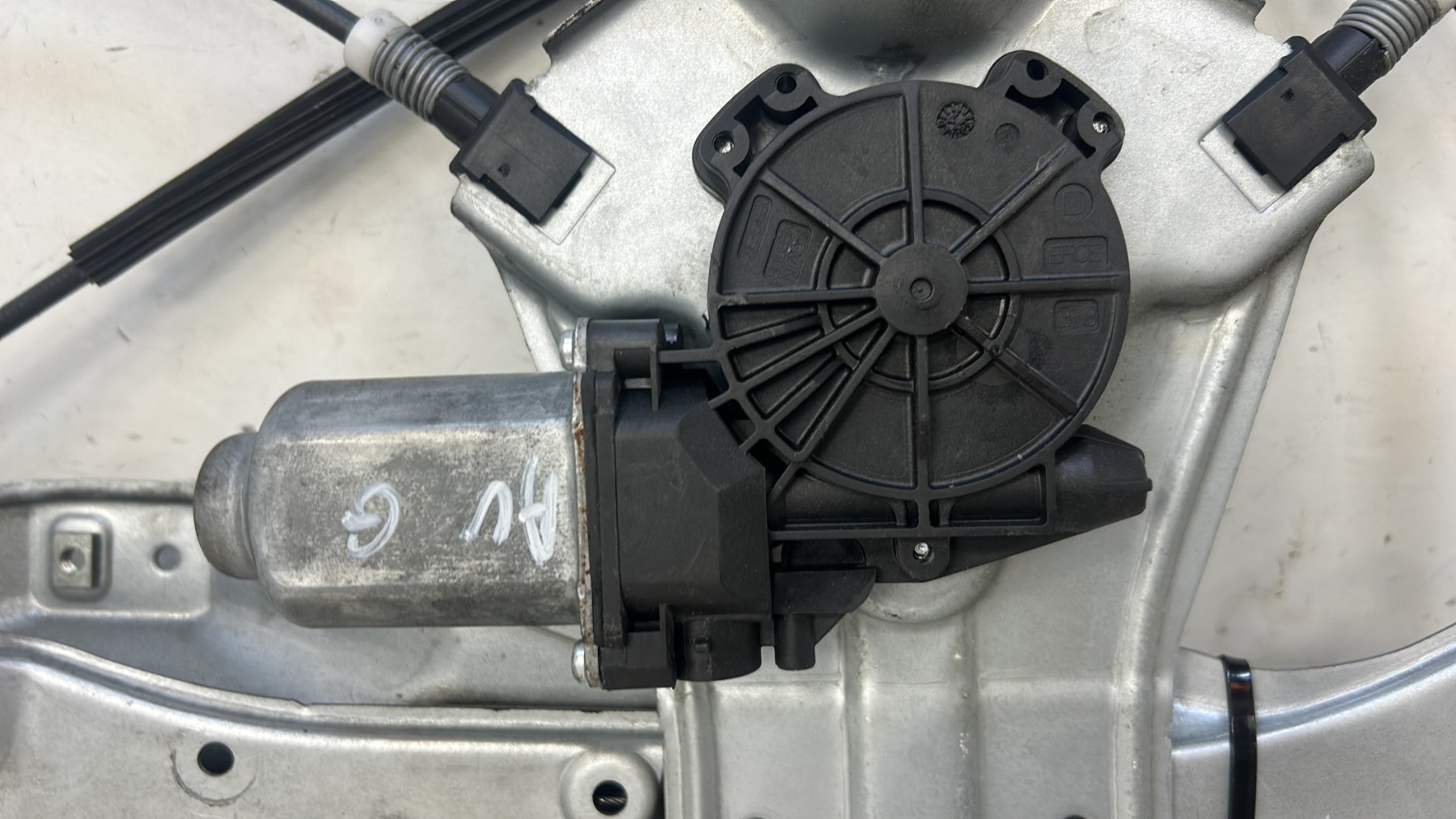 Leve vitre electrique avant gauche RENAULT CLIO 3 PHASE 2 – 8200291145