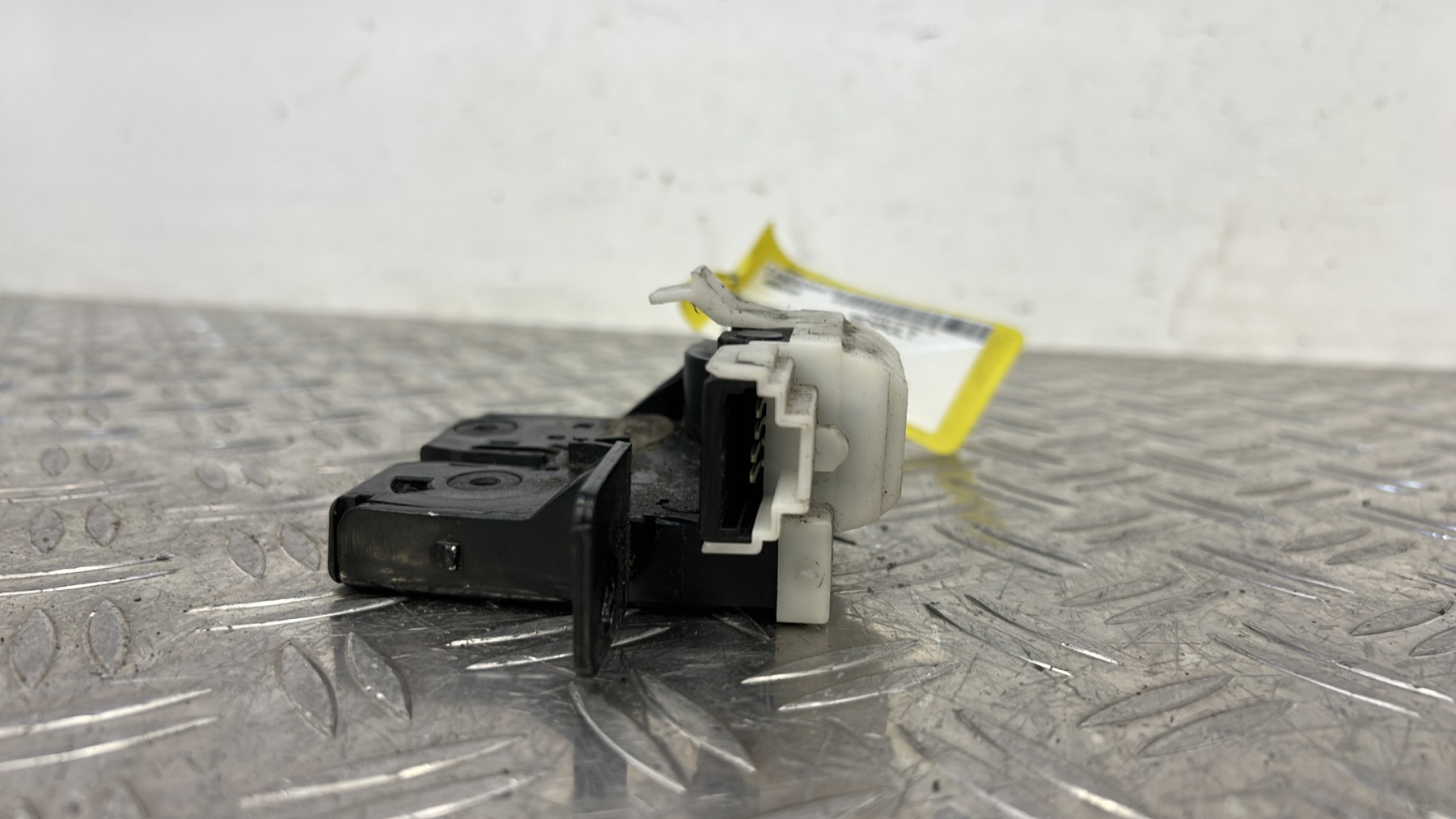 Serrure de coffre RENAULT CLIO 3 PHASE 2 – 8200947699