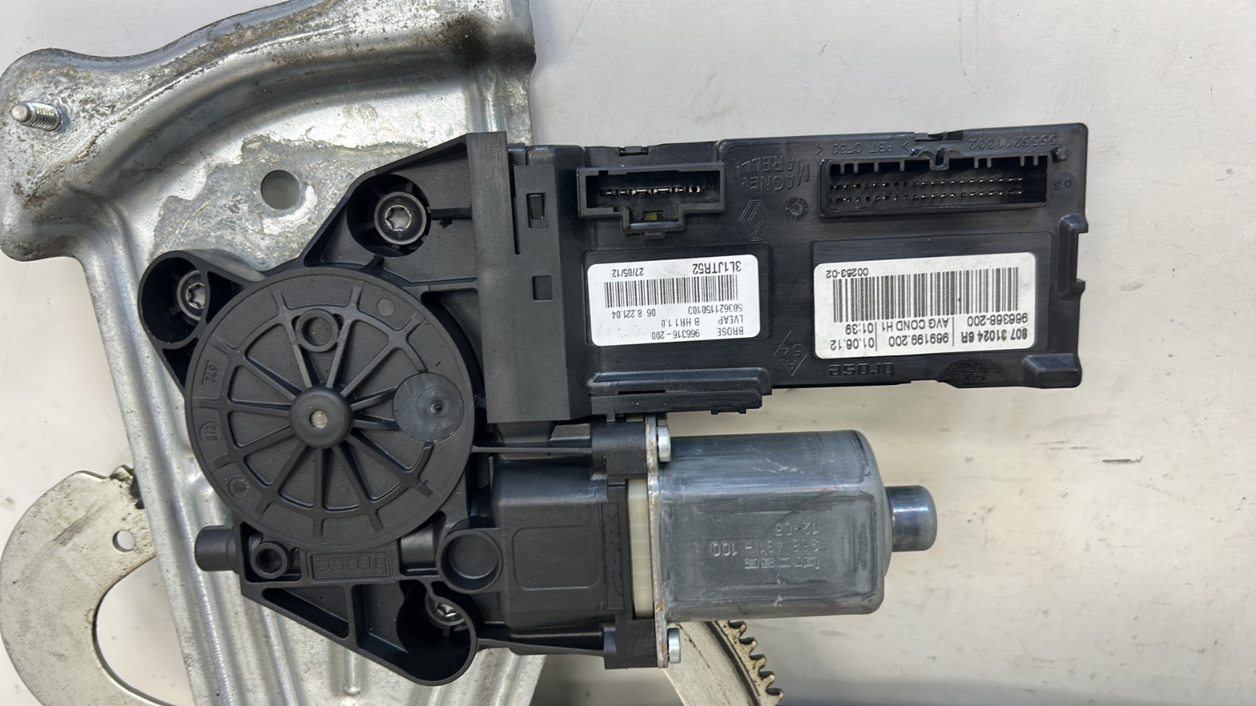 Leve vitre electrique arriere droit RENAULT GRAND SCENIC 3 PHASE 1 – 807310246R