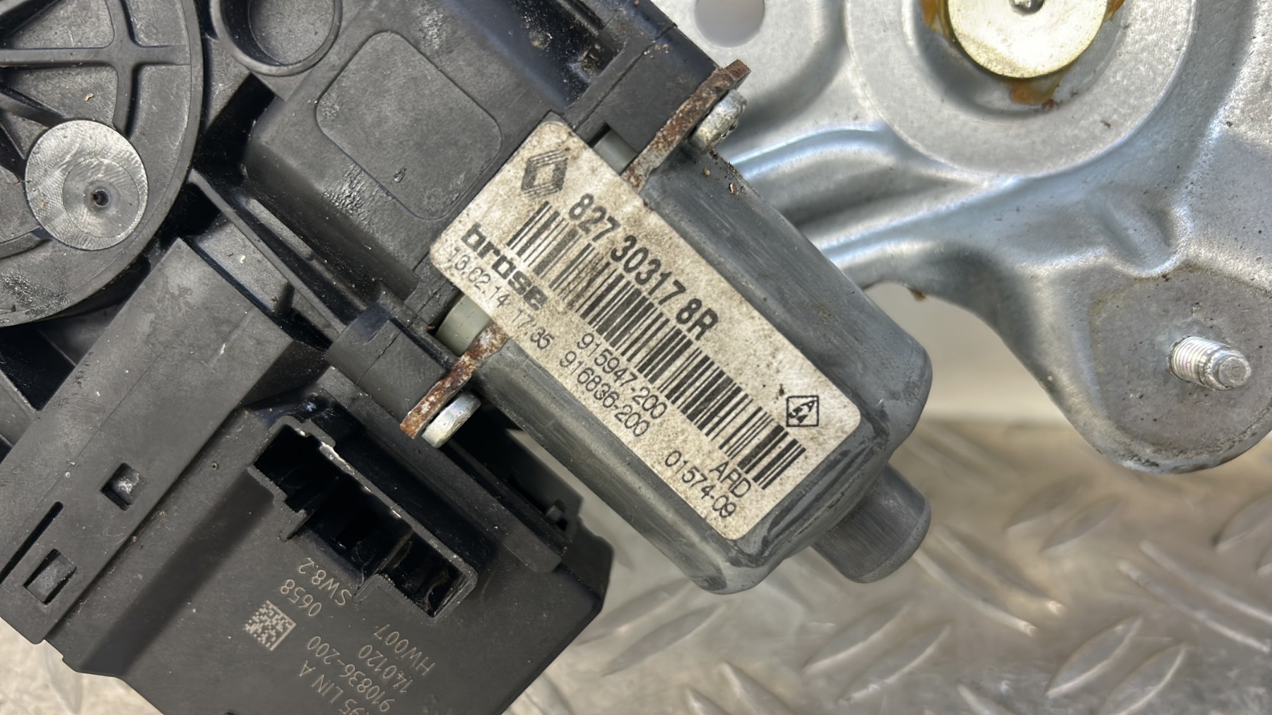 Leve vitre electrique arriere droit RENAULT GRAND SCENIC 3 PHASE 1 – 827303178R