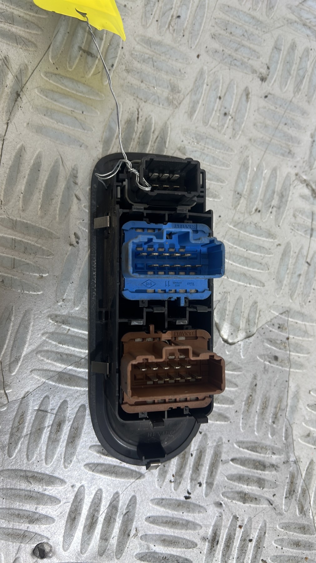 Interrupteur de leve vitre avant gauche RENAULT CLIO 3 PHASE 2 – 8200356541