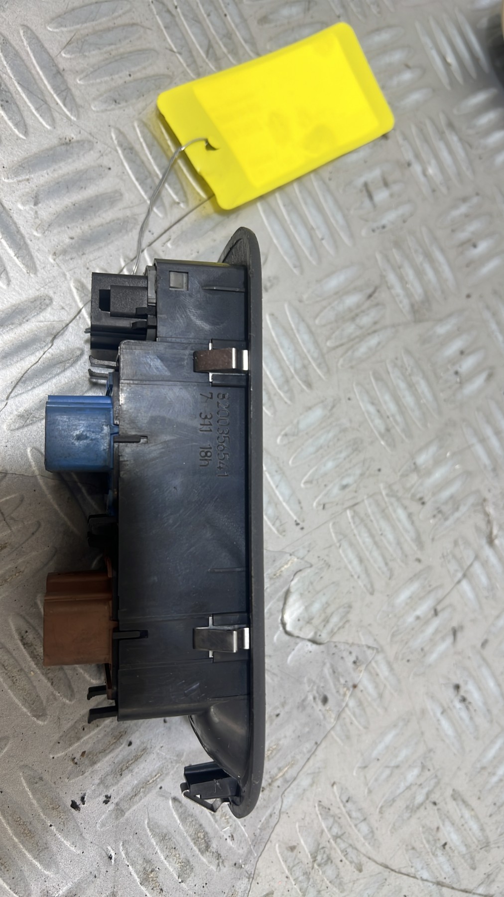 Interrupteur de leve vitre avant gauche RENAULT CLIO 3 PHASE 2 – 8200356541