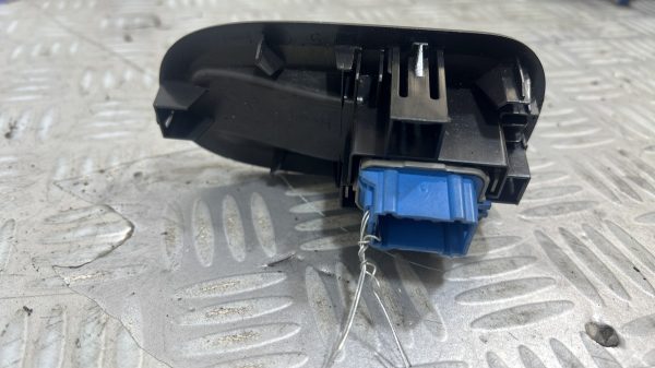 Interrupteur de leve vitre avant droit RENAULT KANGOO 2 PHASE 1 – 8200548968