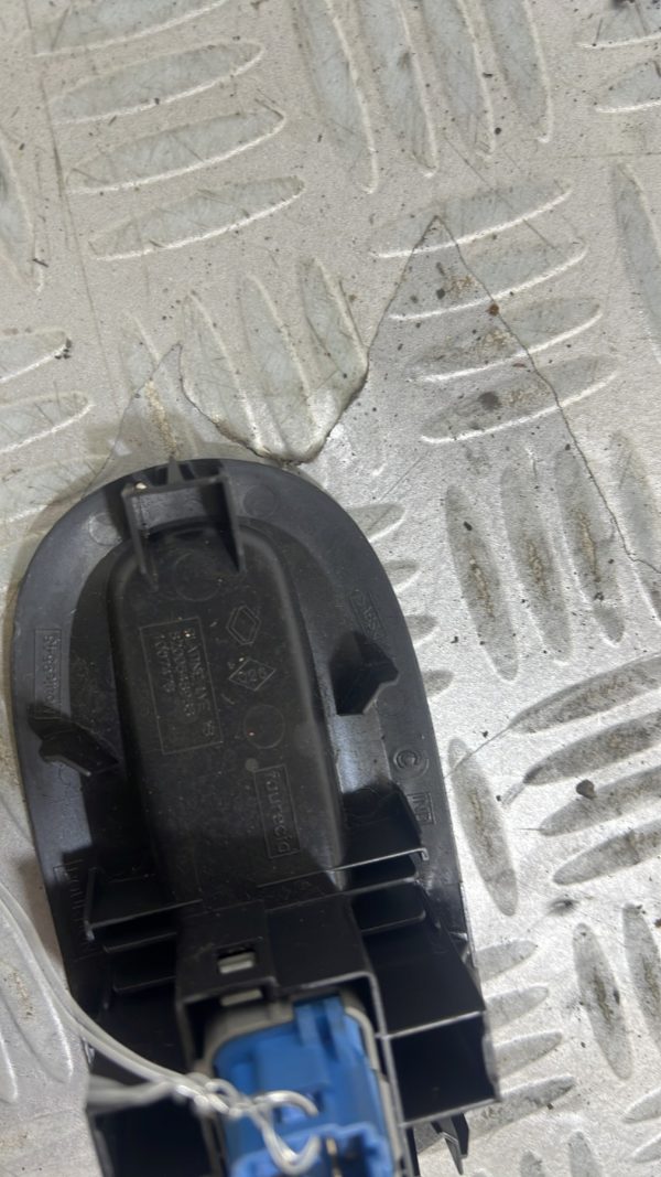 Interrupteur de leve vitre avant droit RENAULT KANGOO 2 PHASE 1 – 8200548968