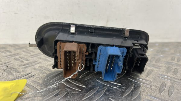 Interrupteur de leve vitre avant gauche RENAULT CLIO 3 PHASE 2 – 8200356541