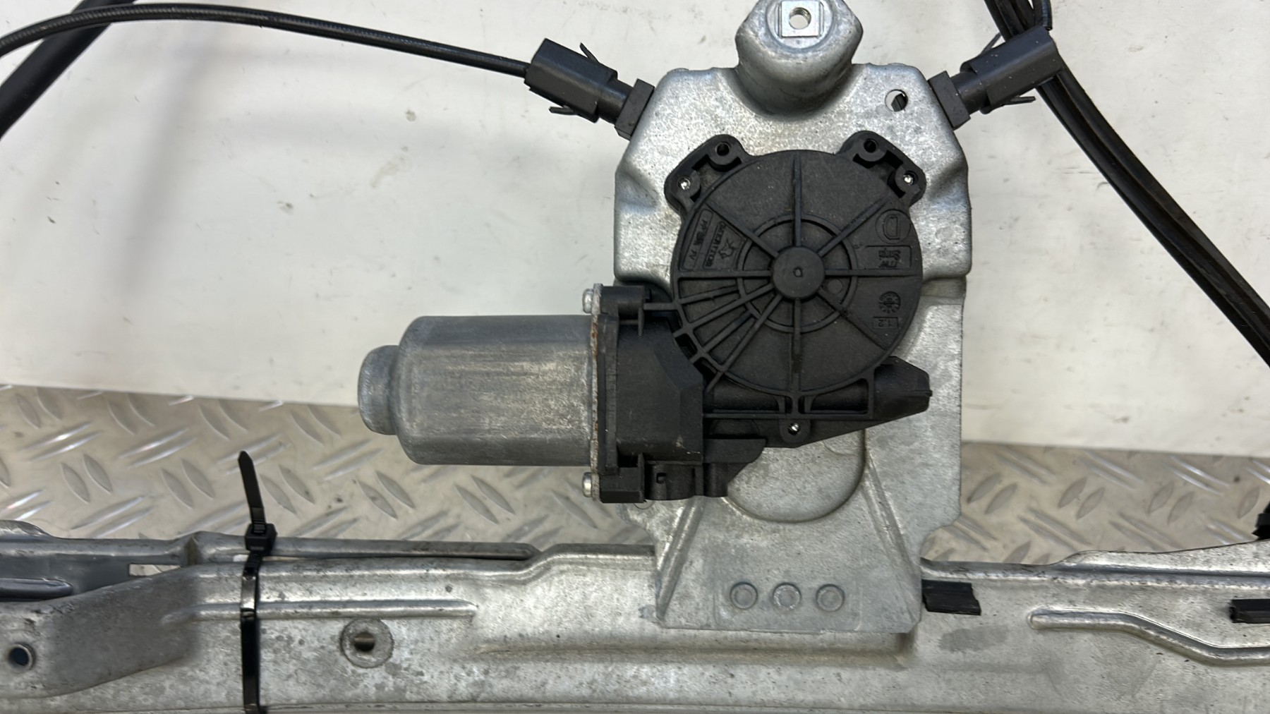 Leve vitre electrique avant gauche RENAULT CLIO 3 PHASE 1 – 8200826166