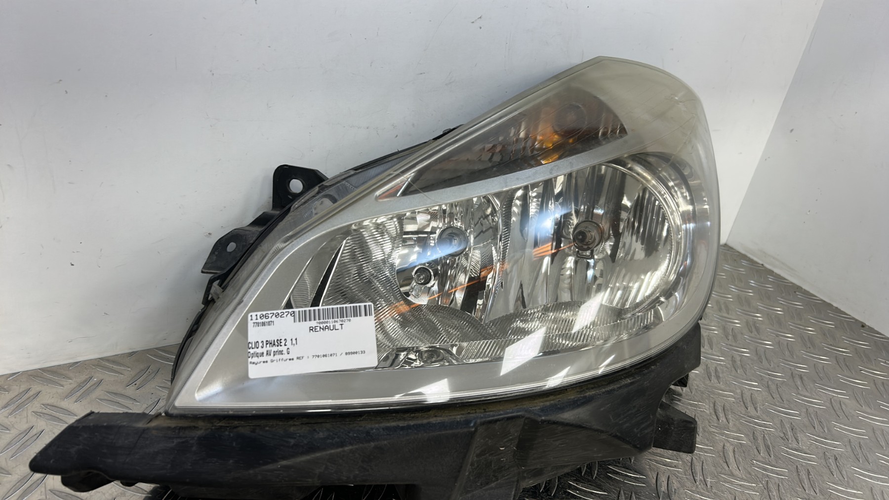 Optique avant principal gauche (feux)(phare) RENAULT CLIO 3 PHASE 1 – 7701061071