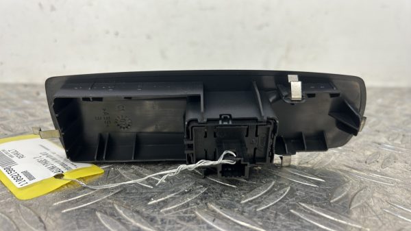 Interrupteur de leve vitre avant droit RENAULT LAGUNA 3 PHASE 1 809600004R