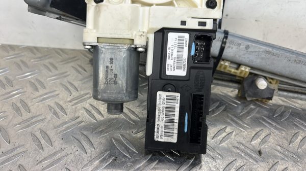 Leve vitre electrique avant droit RENAULT LAGUNA 3 PHASE 1 807300002R