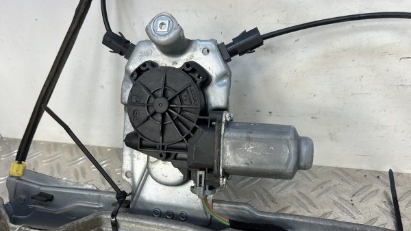 Leve vitre electrique avant droit RENAULT CLIO 3 PHASE 1 400857D