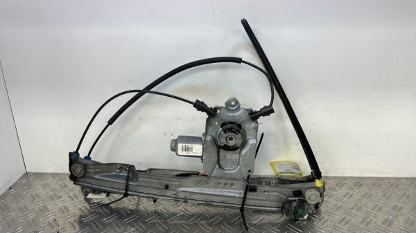 Leve vitre electrique avant droit RENAULT CLIO 3 PHASE 1 400857D