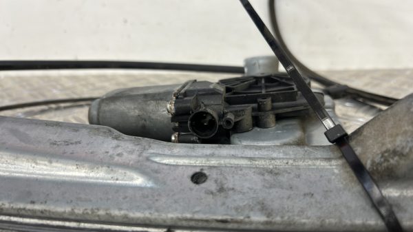 Leve vitre electrique avant gauche RENAULT CLIO 3 PHASE 1 400856D