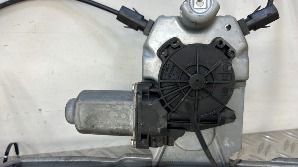 Leve vitre electrique avant gauche RENAULT CLIO 3 PHASE 1 400856D