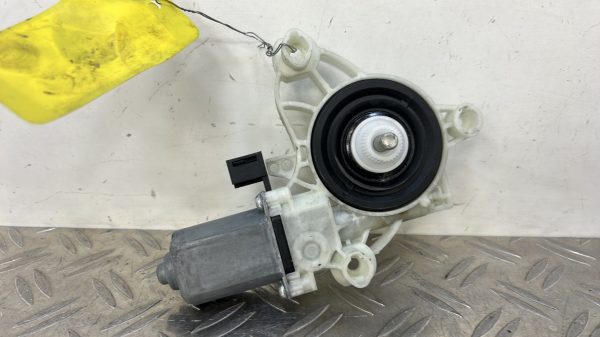 Moteur leve vitre avant droit MERCEDES CLASSE A 177 PHASE 2 A0009065706