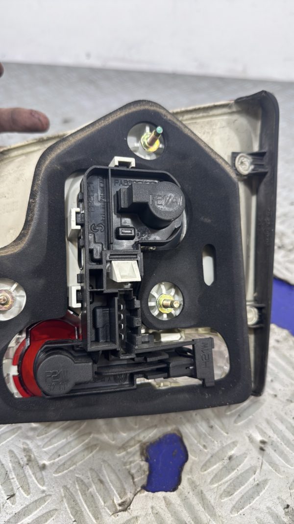 Feu arriere secondaire gauche (feux) VOLKSWAGEN TOUAREG 1 PHASE 1 28269003