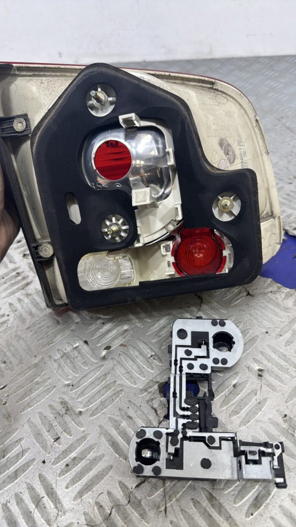 Feu arriere secondaire droit (feux) VOLKSWAGEN TOUAREG 1 PHASE 1 28268003