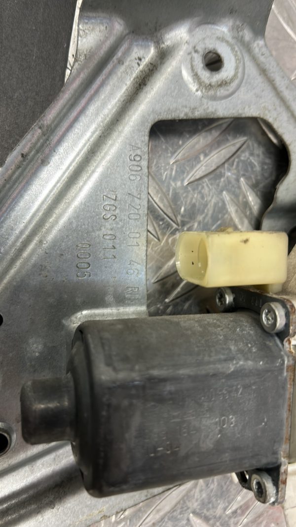 Leve vitre electrique avant droit MERCEDES SPRINTER 2 PHASE 1 A9067200146