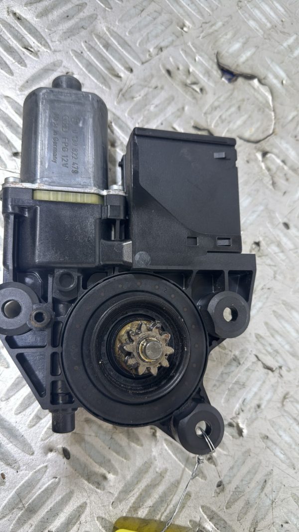 Moteur leve vitre avant droit RENAULT MEGANE 3 PHASE 1 COUPE 807300006R