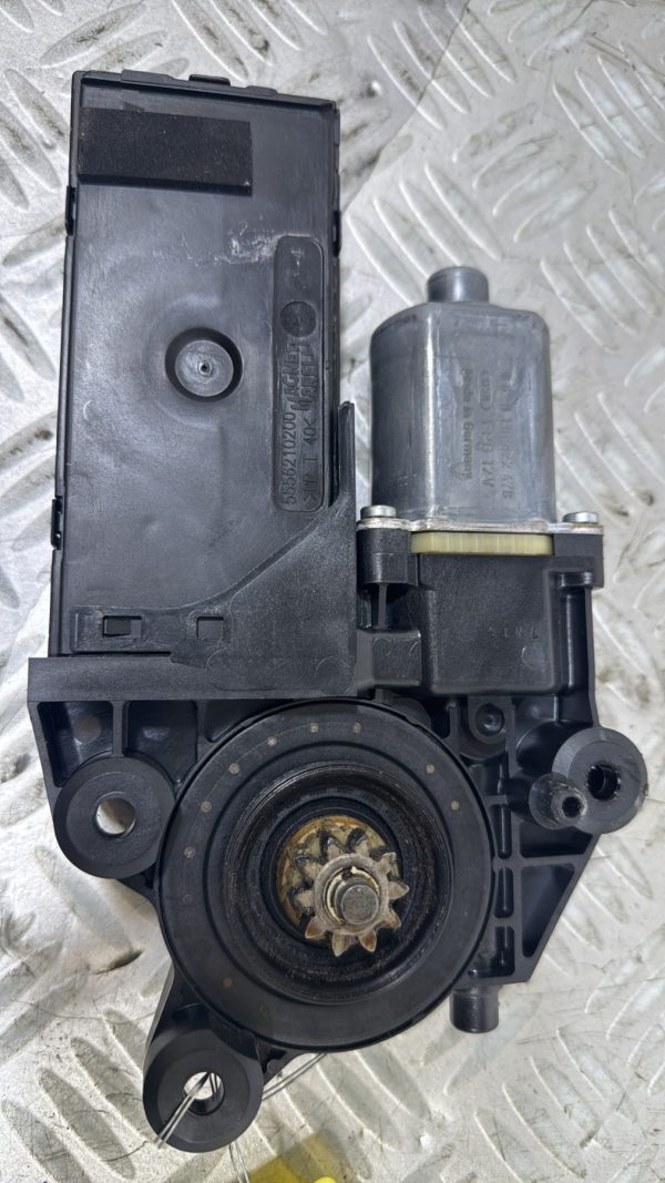 Moteur leve vitre avant gauche RENAULT MEGANE 3 PHASE 1 COUPE 807310019R