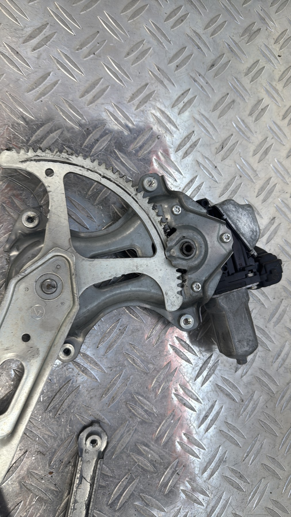 Moteur leve vitre avant gauche TOYOTA YARIS VERSO PHASE 1 8572052161