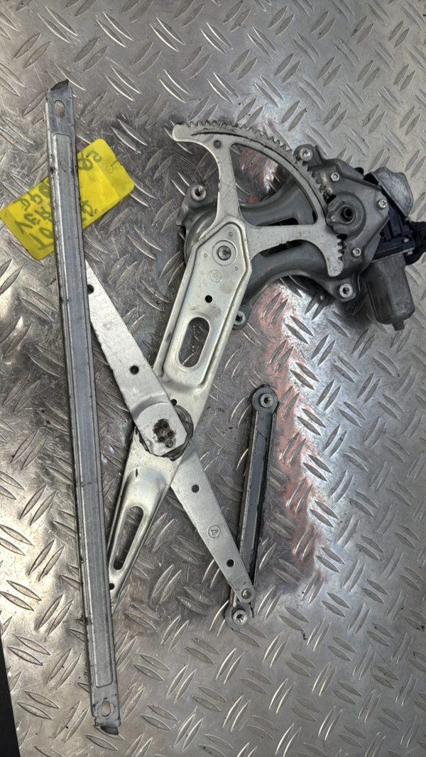Moteur leve vitre avant gauche TOYOTA YARIS VERSO PHASE 1 8572052161