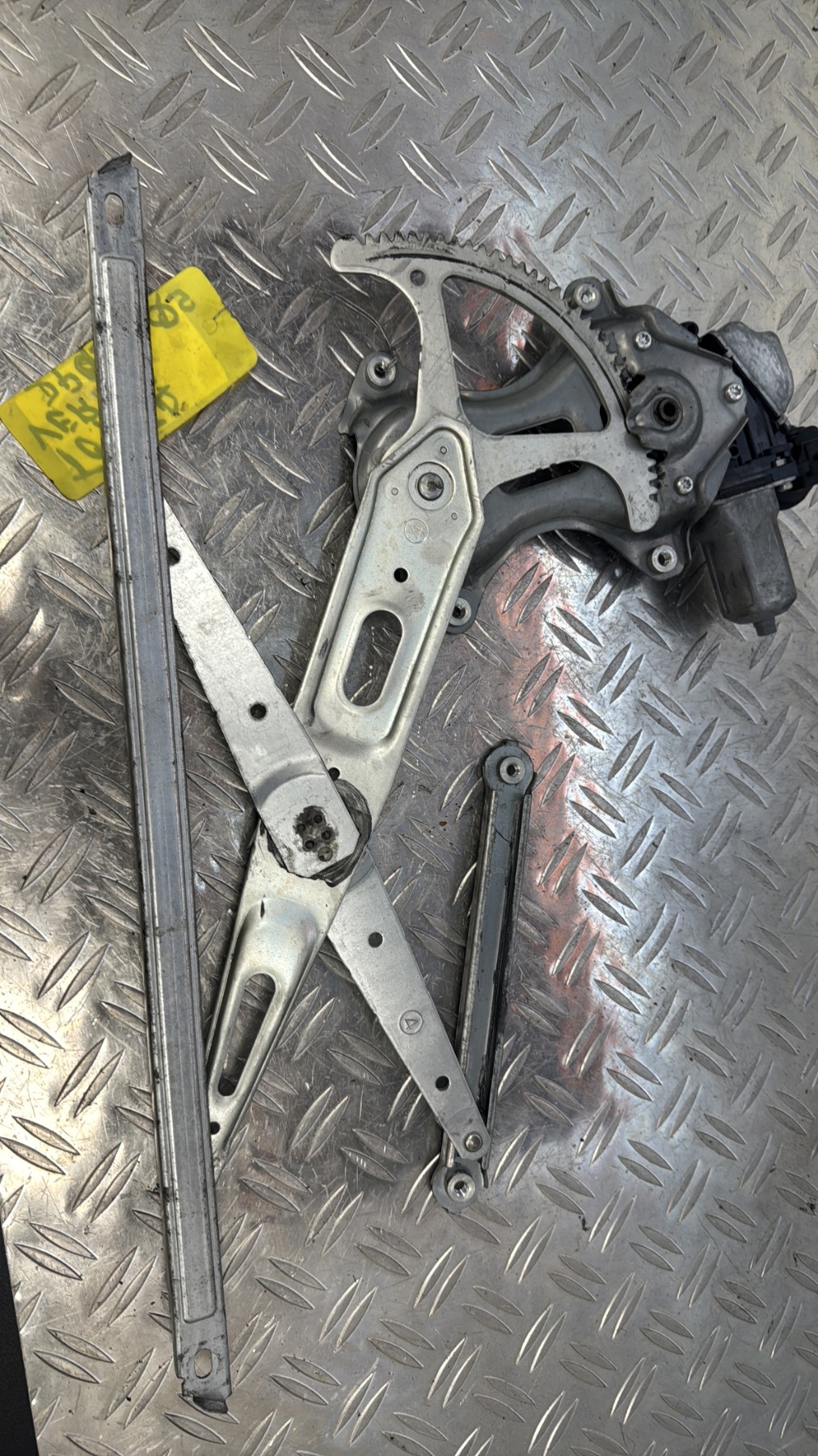 Moteur leve vitre avant gauche TOYOTA YARIS VERSO PHASE 1 8572052161