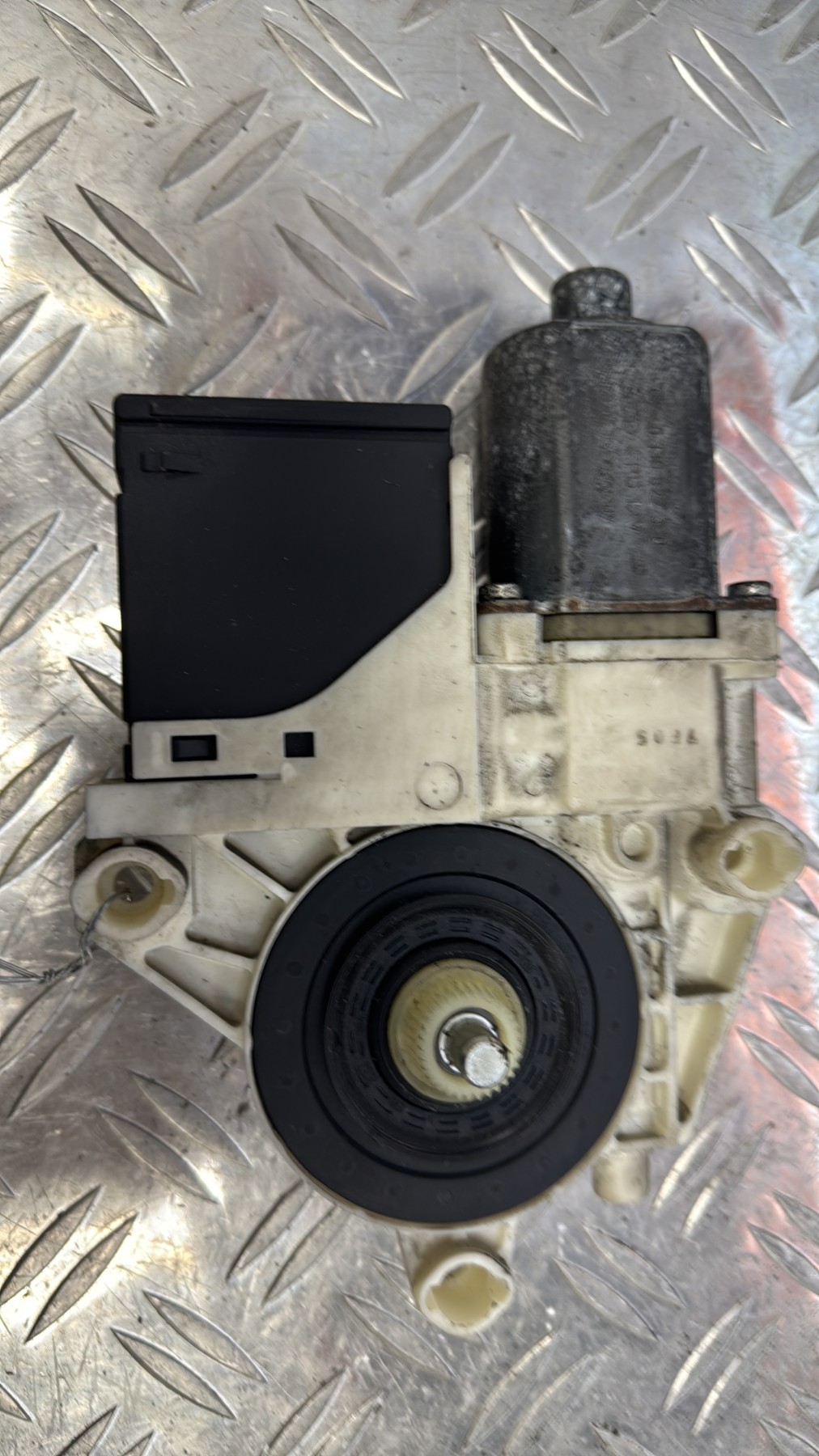 Moteur leve vitre arriere gauche RENAULT MEGANE 3 PHASE 1 827310002R