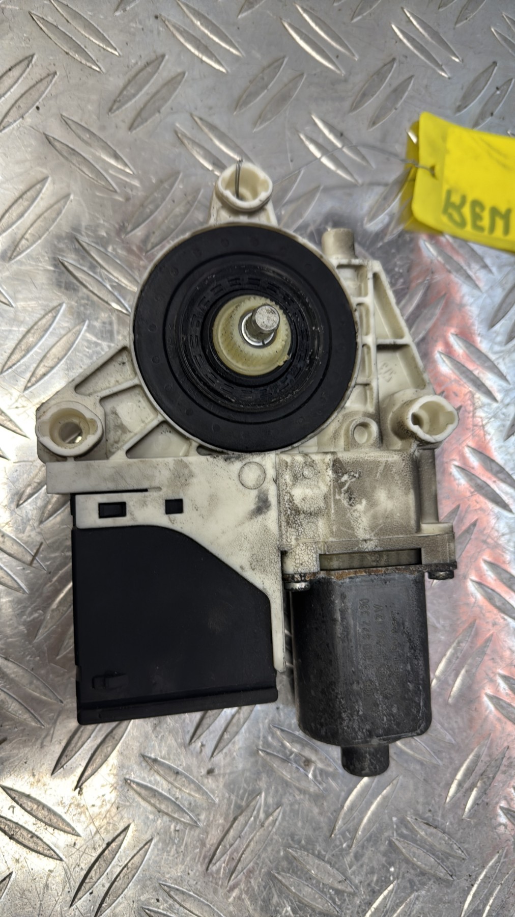 Moteur leve vitre arriere droit RENAULT MEGANE 3 PHASE 1 827300003R