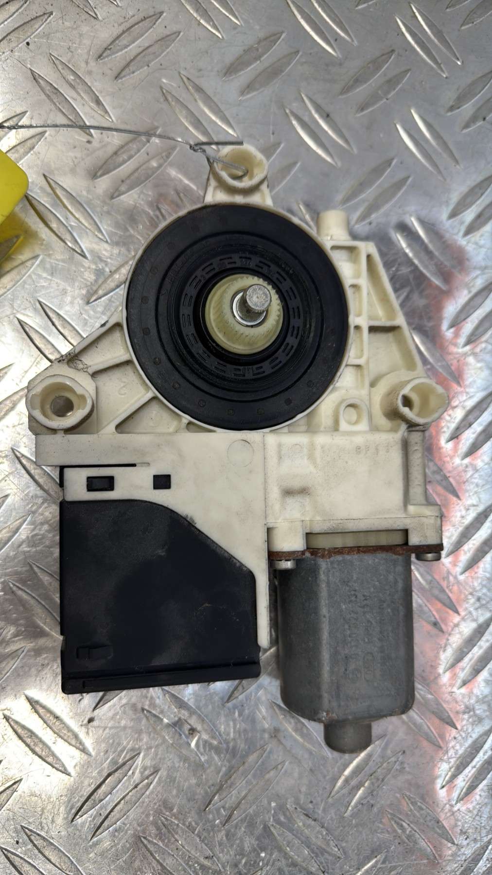 Moteur leve vitre arriere droit RENAULT MEGANE 3 PHASE 1 BREAK 82730003R