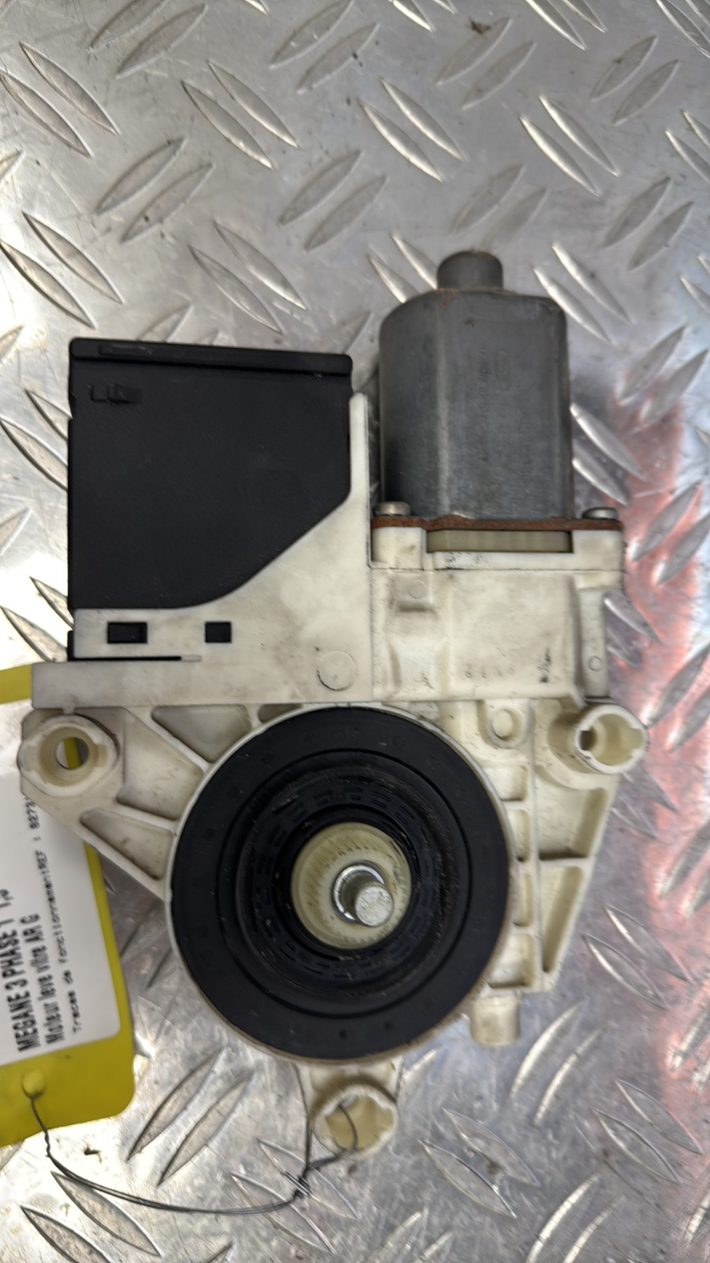Moteur leve vitre arriere gauche RENAULT MEGANE 3 PHASE 1 827310002R