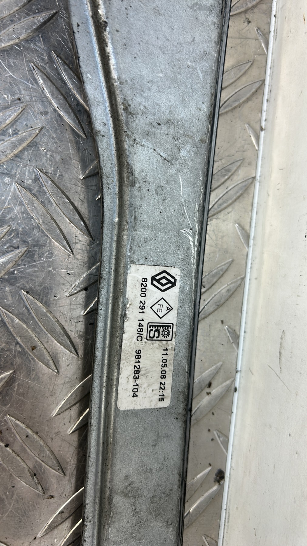 Leve vitre electrique avant gauche RENAULT CLIO 3 PHASE 1 8200291148