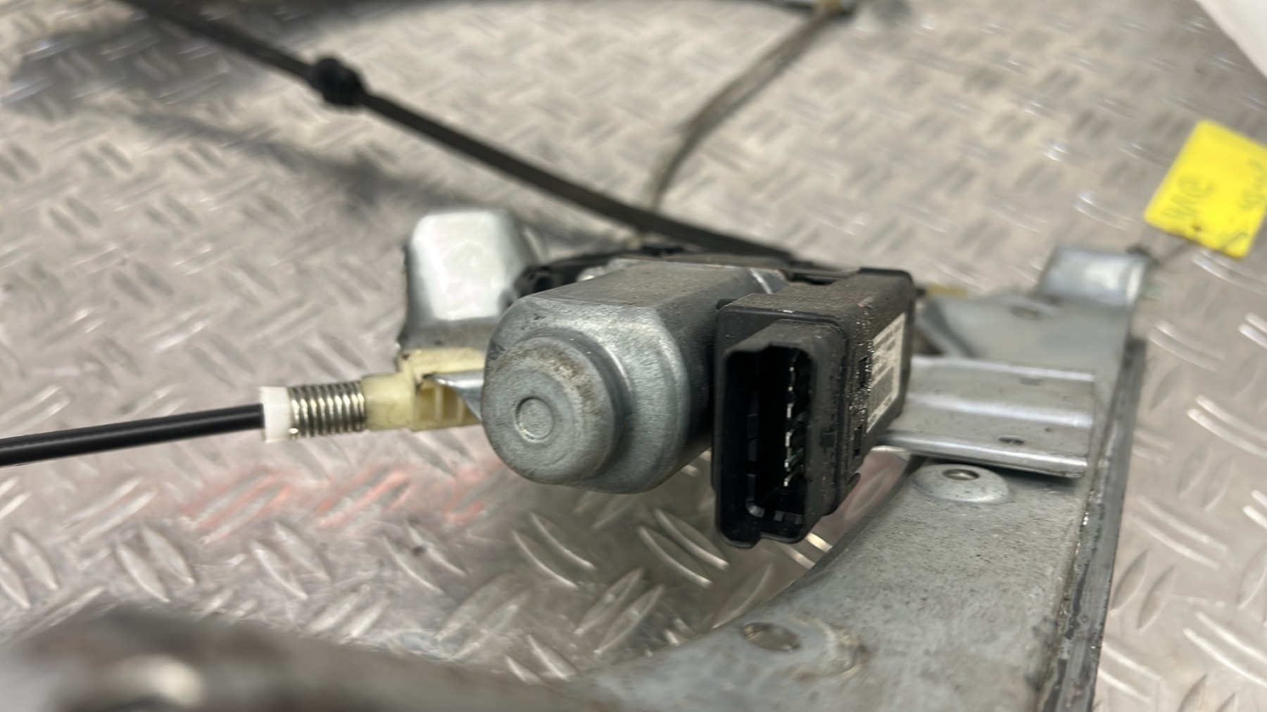 Leve vitre electrique avant gauche RENAULT CLIO 3 PHASE 1 8200291148