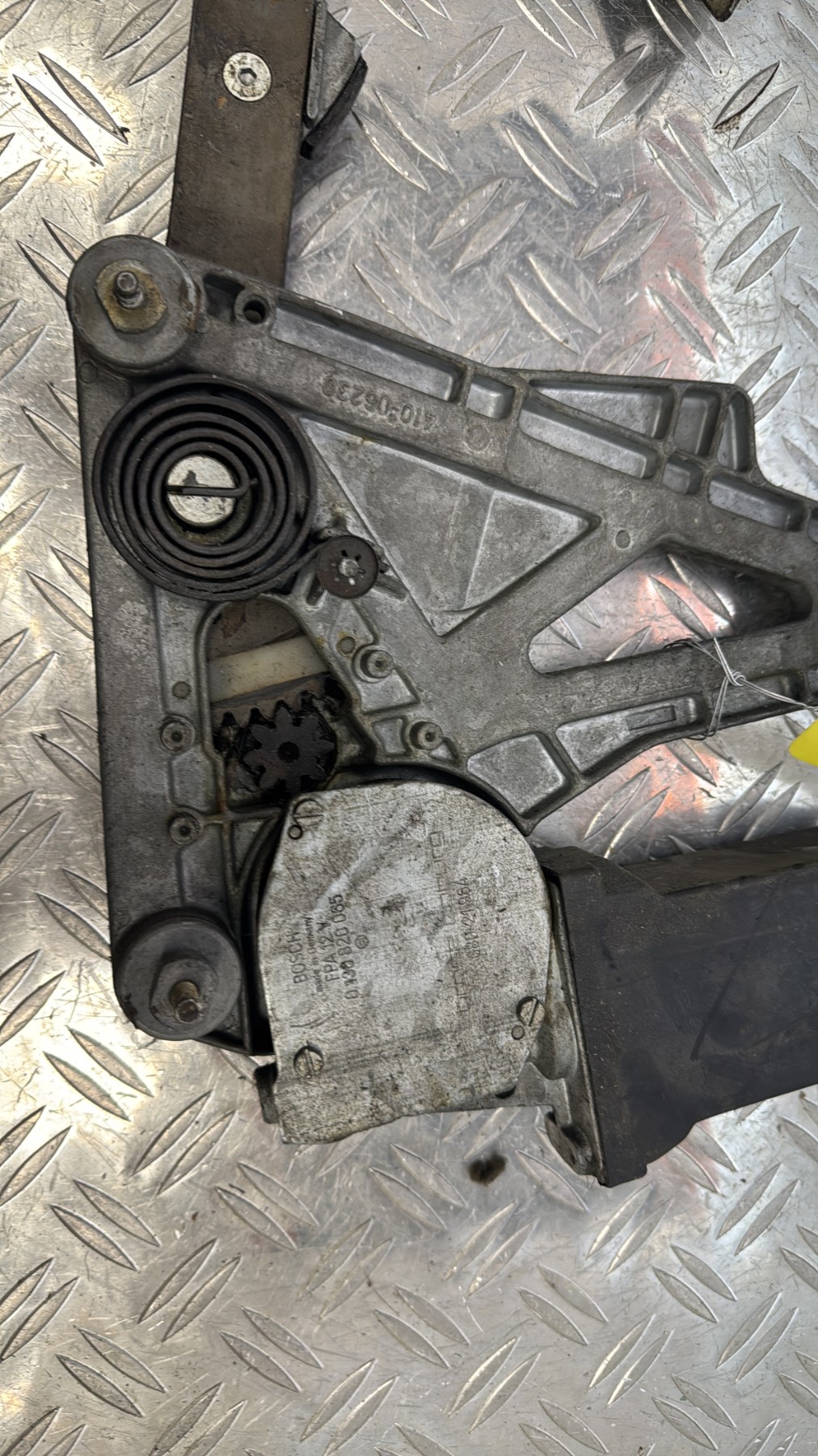 Moteur leve vitre avant gauche MERCEDES 220 W123 130820065