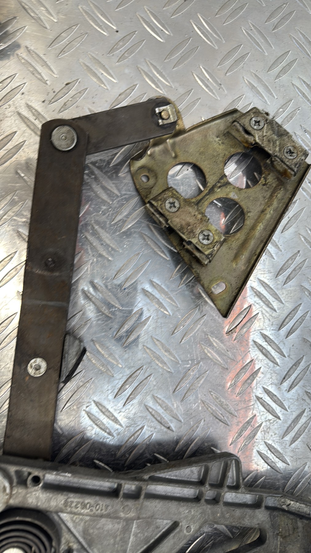 Moteur leve vitre avant gauche MERCEDES 220 W123 130820065