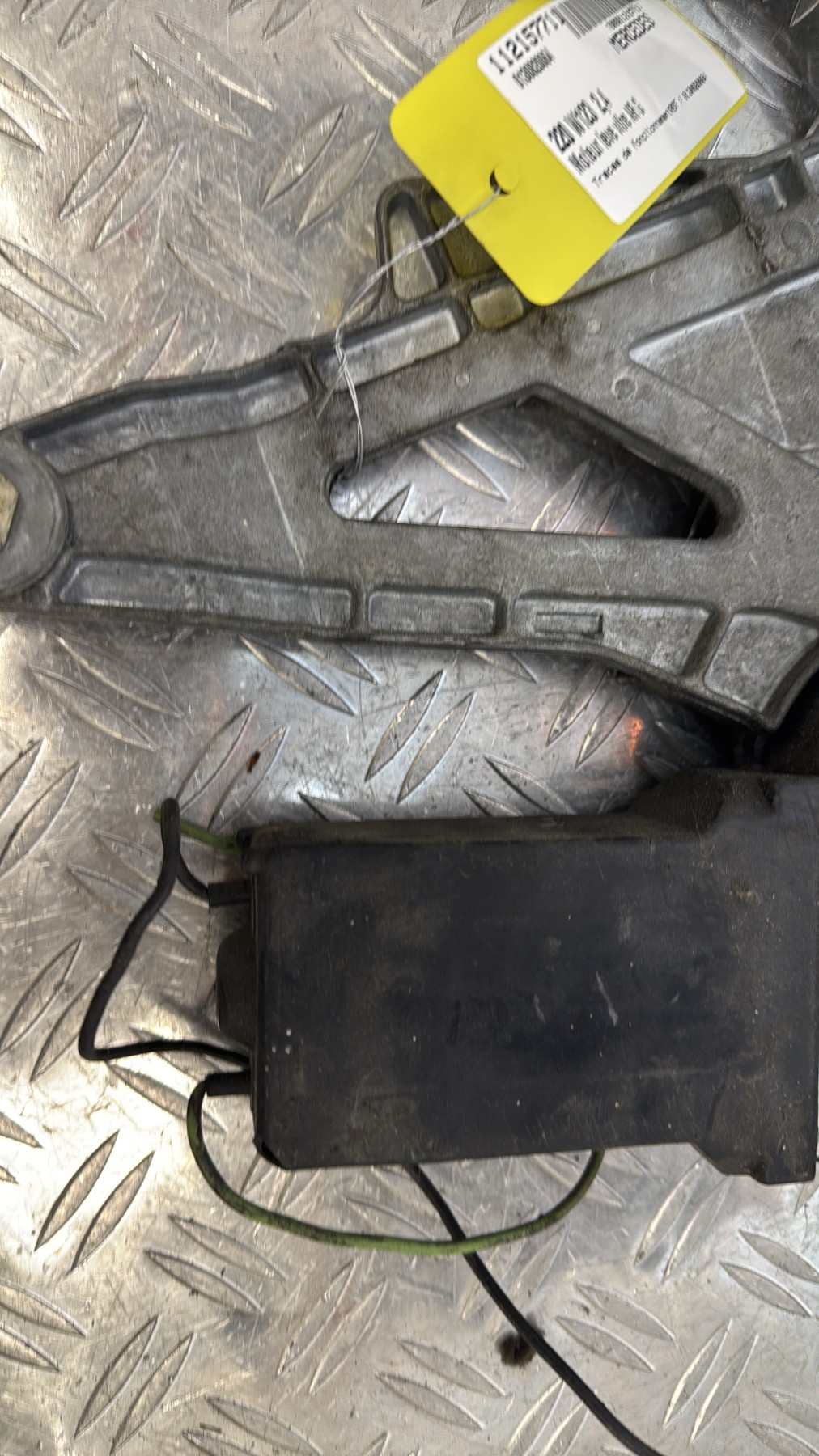 Moteur leve vitre arriere gauche MERCEDES 220 W123 130820064