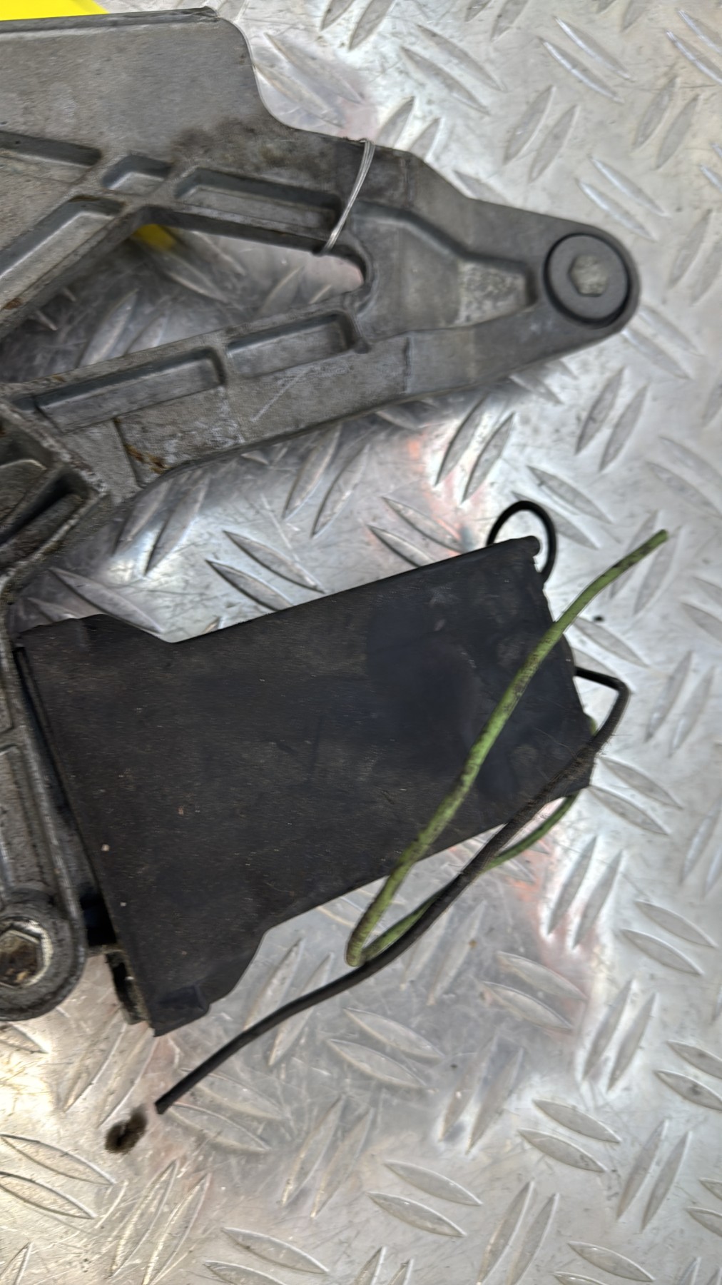 Moteur leve vitre arriere gauche MERCEDES 220 W123 130820064